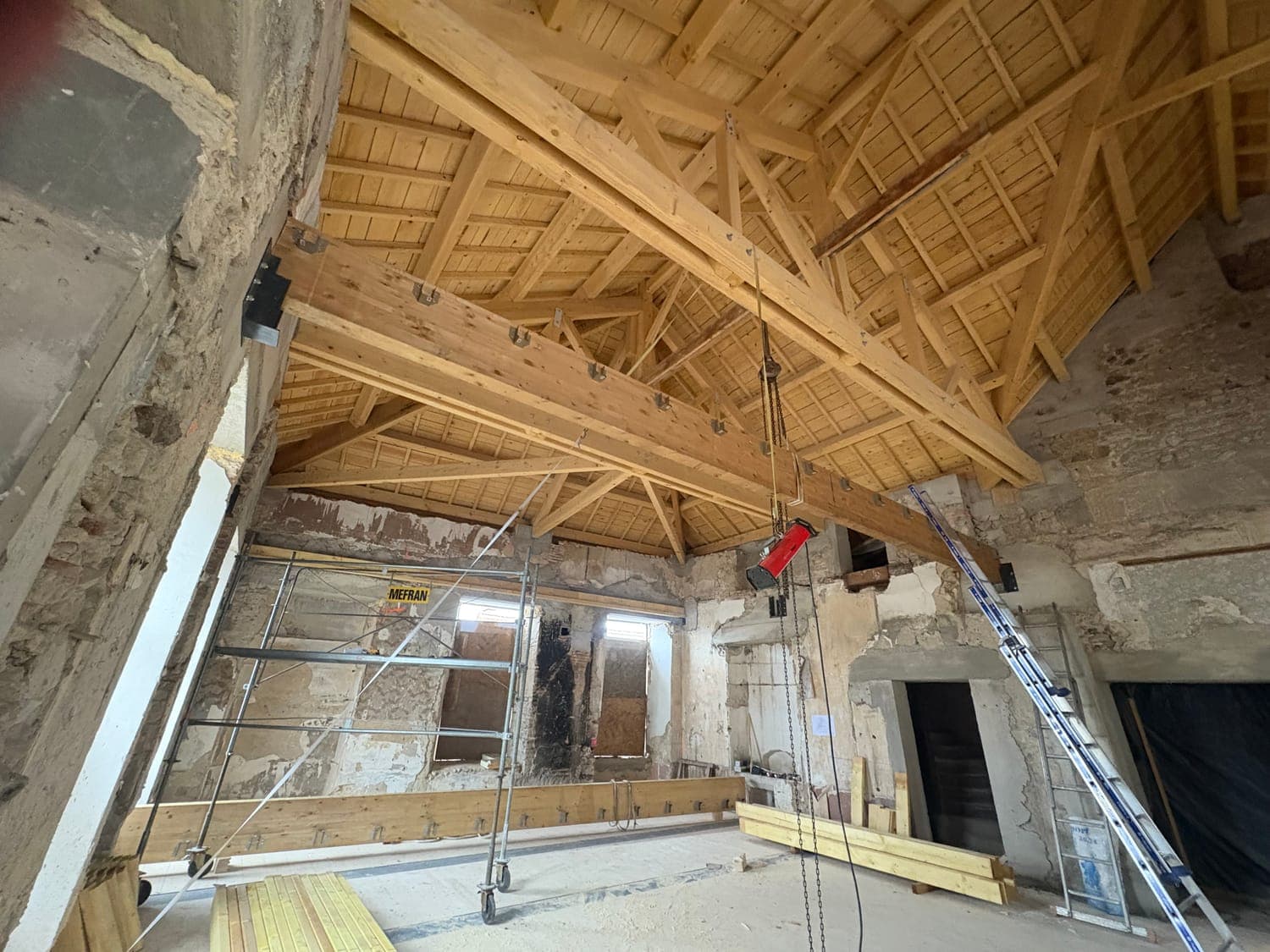 Charpente traditionnelle apparente en bois au Mayet-de-Montagne