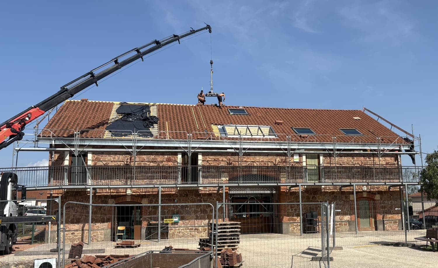Rénovation toiture de la médiathèque — couverture & zinguerie, Commelle-Vernay (42)